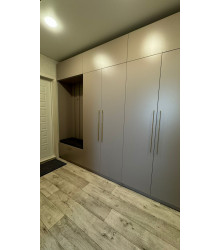 Прихожая с распашным шкафом и открытой зоной с крючками